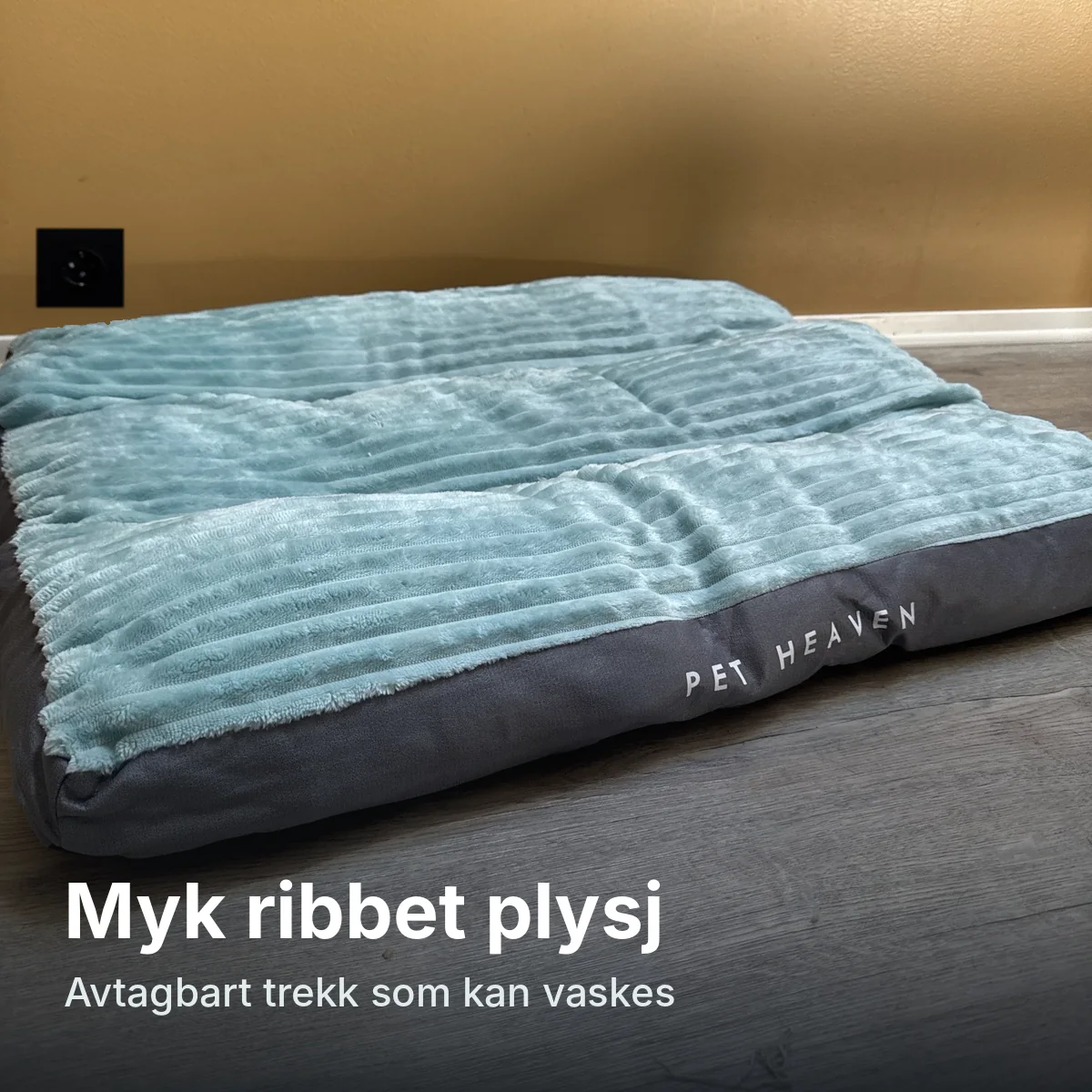 2 materiale Hund som hviler på Pet Heaven hundeseng i myk ribbet plysj